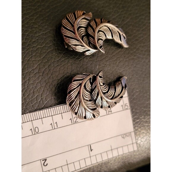 Vintage Silver-Tone Swirled Textured Leaf Clip-on Earrings - Picture 4 of 4